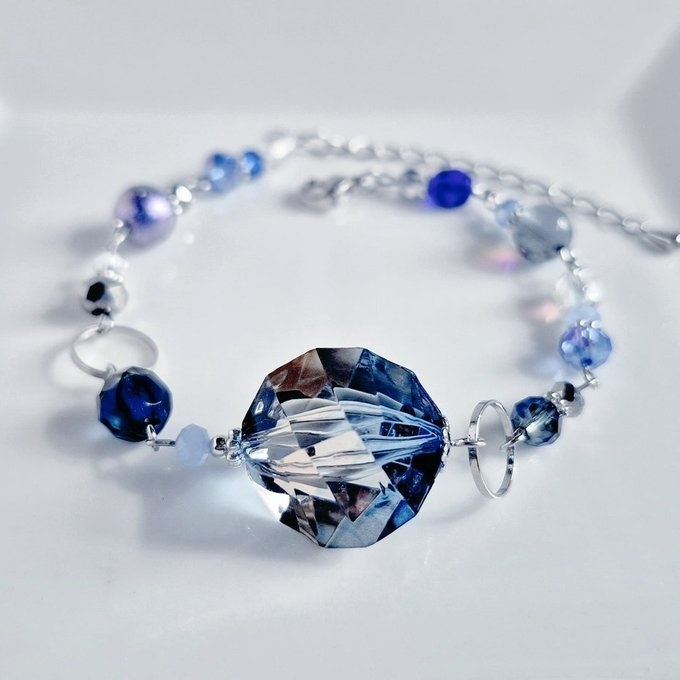 ヴィトライユ風アクリルビーズが美しい幻想的なミッドナイトブルー色のブレスレット