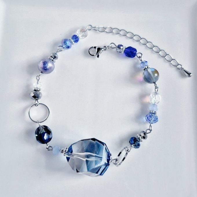 ヴィトライユ風アクリルビーズが美しい幻想的なミッドナイトブルー色のブレスレット