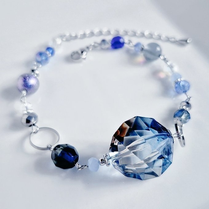 ヴィトライユ風アクリルビーズが美しい幻想的なミッドナイトブルー色のブレスレット