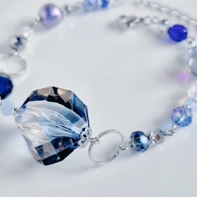 ヴィトライユ風アクリルビーズが美しい幻想的なミッドナイトブルー色のブレスレット