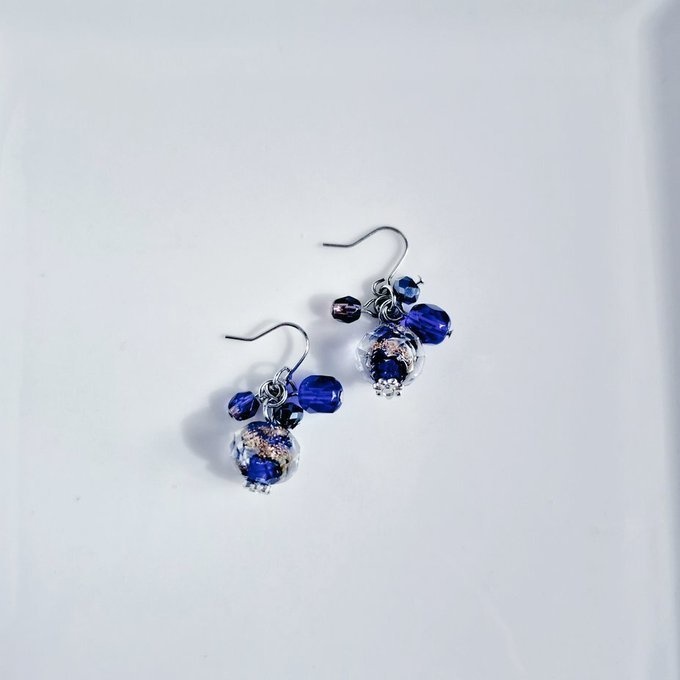 とんぼ玉ビーズとガラスビーズのプチジャラジャラピアス/イヤリング(深海ブルー)
