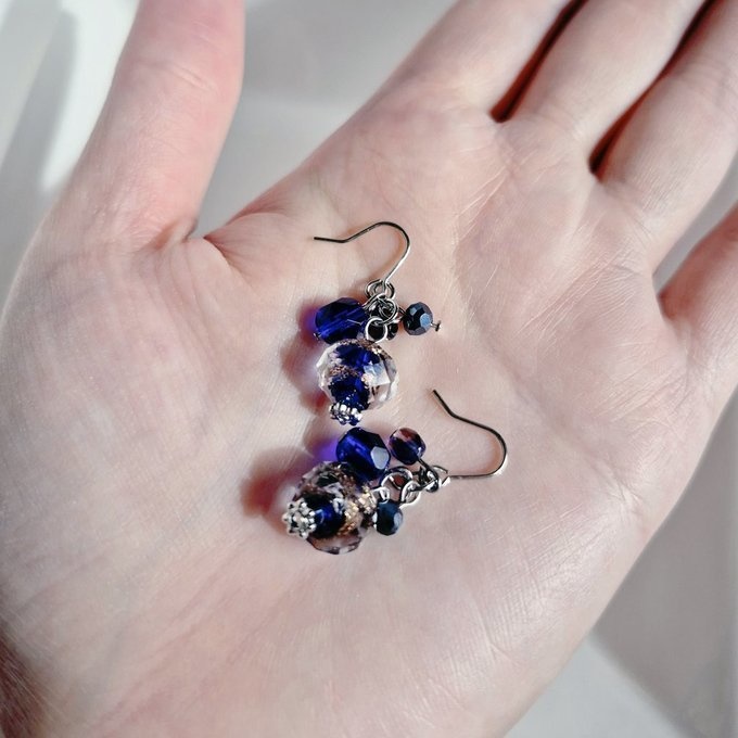 とんぼ玉ビーズとガラスビーズのプチジャラジャラピアス/イヤリング(深海ブルー)