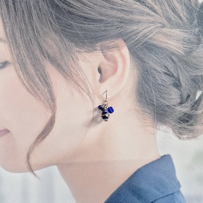 とんぼ玉ビーズとガラスビーズのプチジャラジャラピアス/イヤリング(深海ブルー)