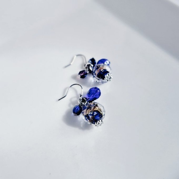 とんぼ玉ビーズとガラスビーズのプチジャラジャラピアス/イヤリング(深海ブルー)
