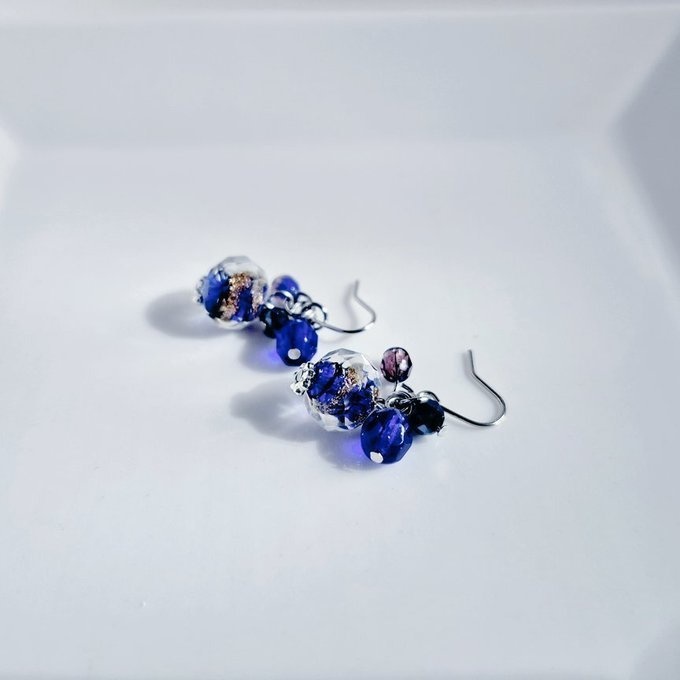 とんぼ玉ビーズとガラスビーズのプチジャラジャラピアス/イヤリング(深海ブルー)