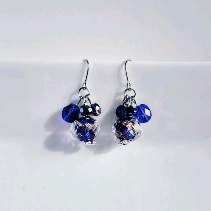 とんぼ玉ビーズとガラスビーズのプチジャラジャラピアス/イヤリング(深海ブルー)