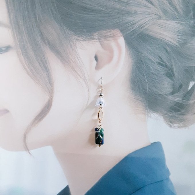 チェコビーズが揺れる☆すずらんビーズとアクリルフレームストーンのダークカラーのピアス/イヤリング