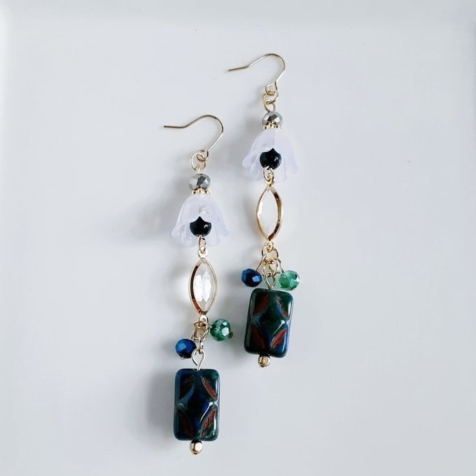 チェコビーズが揺れる☆すずらんビーズとアクリルフレームストーンのダークカラーのピアス/イヤリング