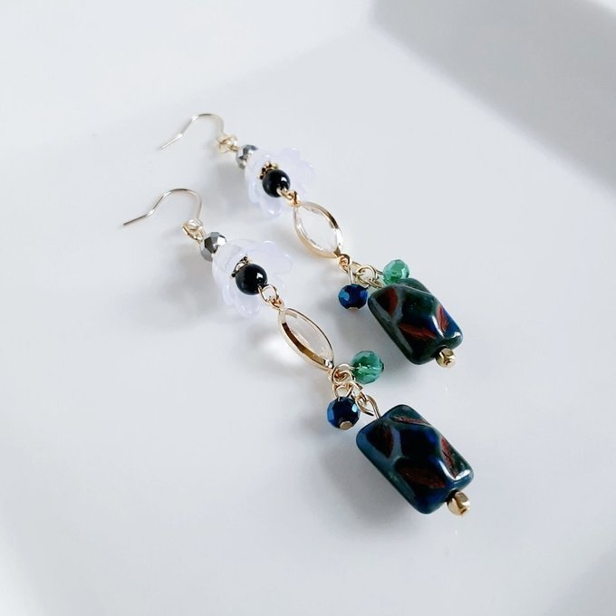 チェコビーズが揺れる☆すずらんビーズとアクリルフレームストーンのダークカラーのピアス/イヤリング