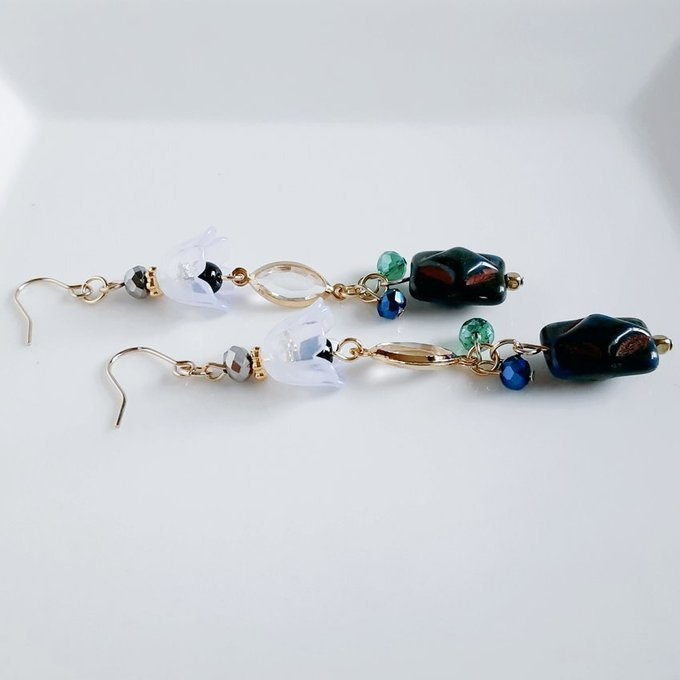 チェコビーズが揺れる☆すずらんビーズとアクリルフレームストーンのダークカラーのピアス/イヤリング