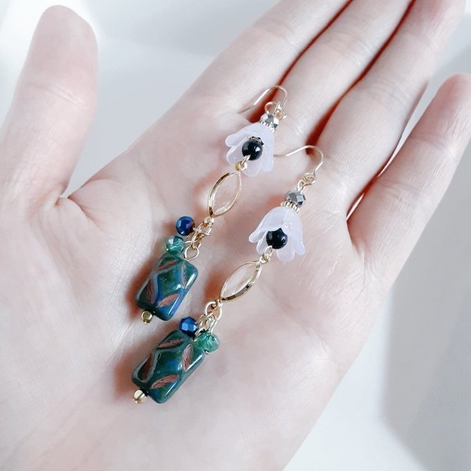 チェコビーズが揺れる☆すずらんビーズとアクリルフレームストーンのダークカラーのピアス/イヤリング