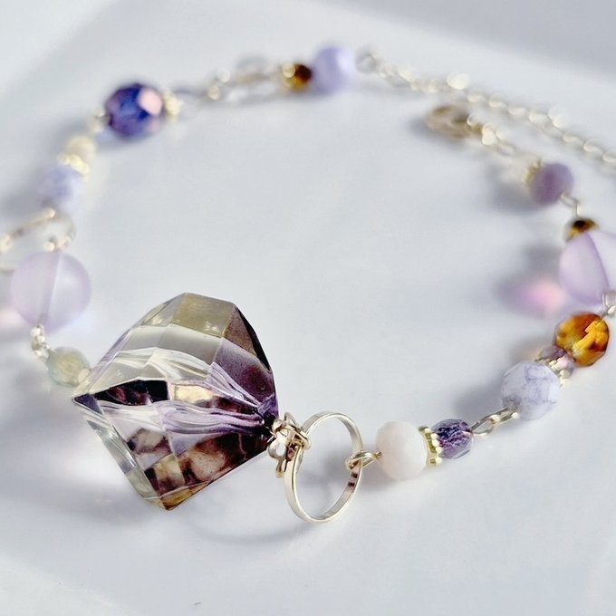 ヴィトライユ風アクリルビーズが美しい魅惑のラベンダーパープル色のブレスレット