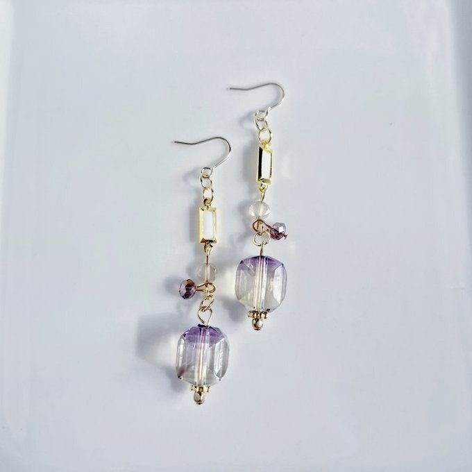 ヴィトライユ風アクリルビーズとシャープなアクリルフレームストーンのお洒落ピアス/イヤリング(パンジーカラー)