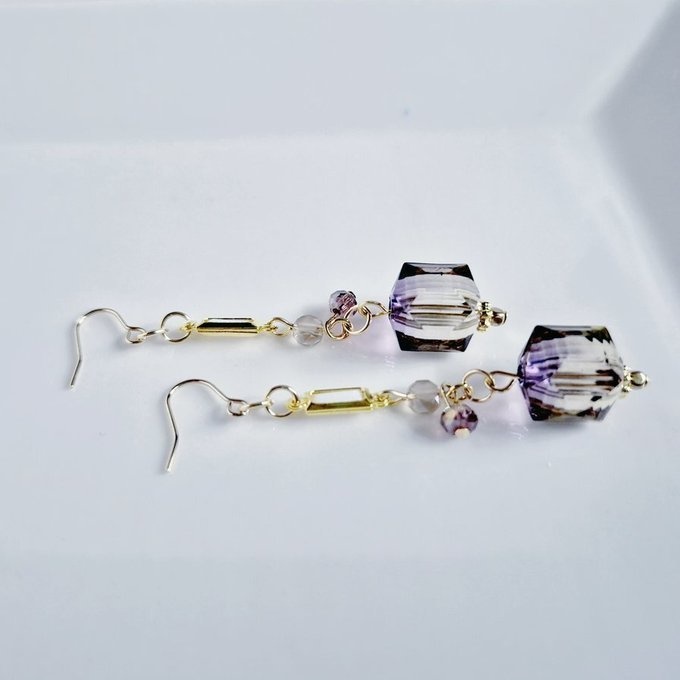 ヴィトライユ風アクリルビーズとシャープなアクリルフレームストーンのお洒落ピアス/イヤリング(パンジーカラー)
