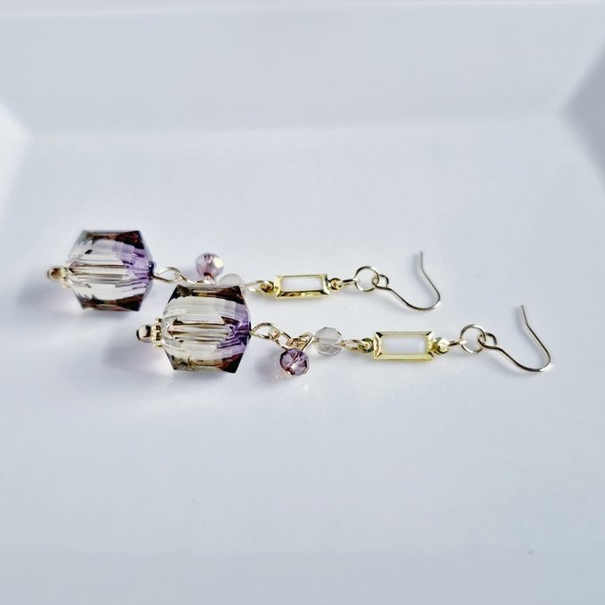 ヴィトライユ風アクリルビーズとシャープなアクリルフレームストーンのお洒落ピアス/イヤリング(パンジーカラー)