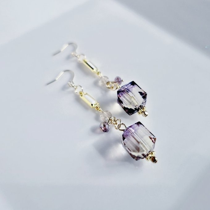 ヴィトライユ風アクリルビーズとシャープなアクリルフレームストーンのお洒落ピアス/イヤリング(パンジーカラー)