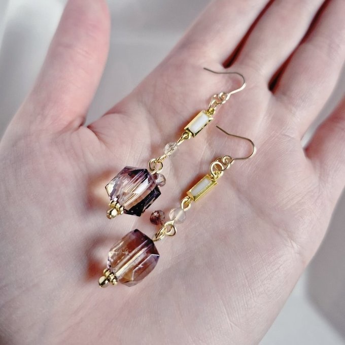 ヴィトライユ風アクリルビーズとシャープなアクリルフレームストーンのお洒落ピアス/イヤリング(パンジーカラー)