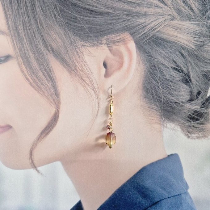 ヴィトライユ風アクリルビーズとシャープなアクリルフレームストーンのお洒落ピアス/イヤリング(パンジーカラー)