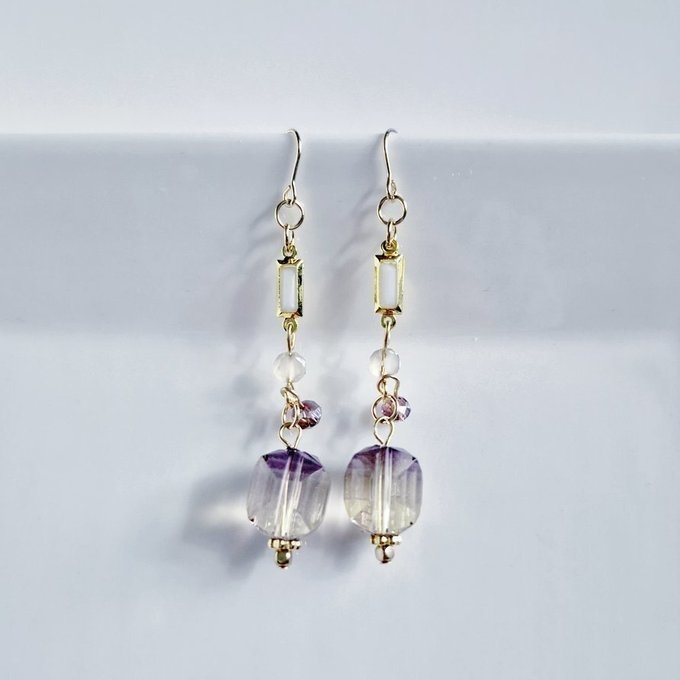 ヴィトライユ風アクリルビーズとシャープなアクリルフレームストーンのお洒落ピアス/イヤリング(パンジーカラー)