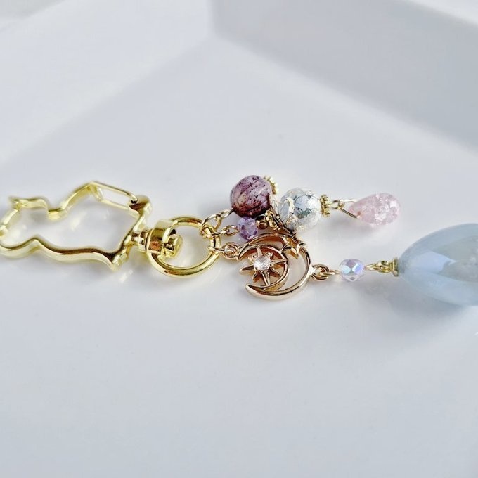 幻想的なパールチャームと宇宙モチーフが素敵な大ぶりサイズのお洒落キーホルダー(淡いパープルブルー)