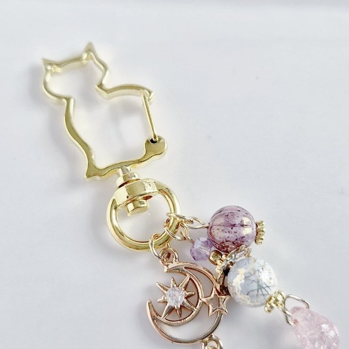 幻想的なパールチャームと宇宙モチーフが素敵な大ぶりサイズのお洒落キーホルダー(淡いパープルブルー)