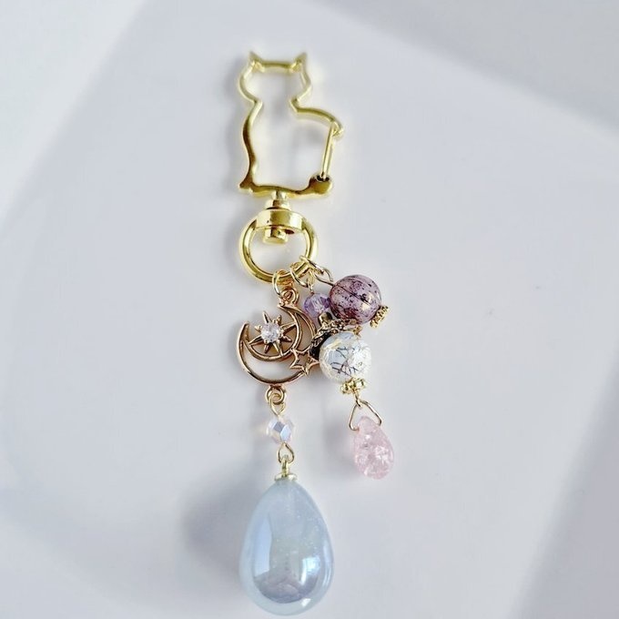 幻想的なパールチャームと宇宙モチーフが素敵な大ぶりサイズのお洒落キーホルダー(淡いパープルブルー)