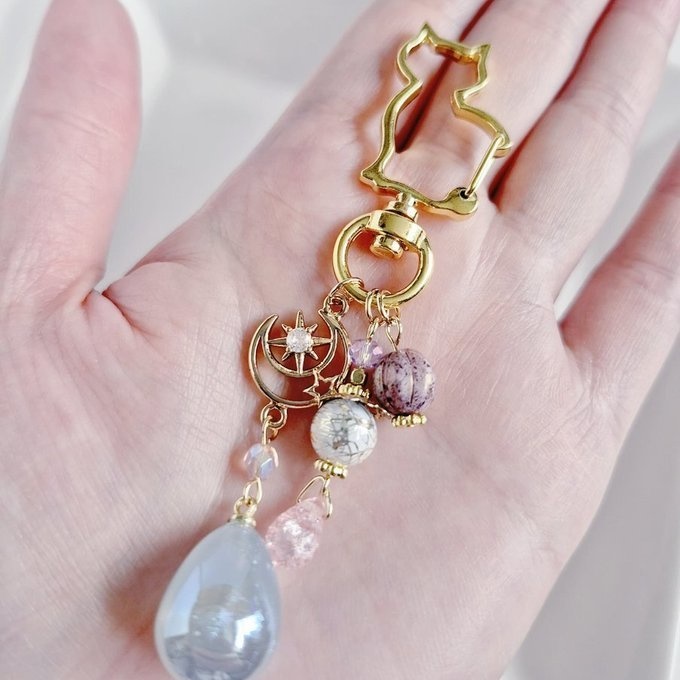 幻想的なパールチャームと宇宙モチーフが素敵な大ぶりサイズのお洒落キーホルダー(淡いパープルブルー)