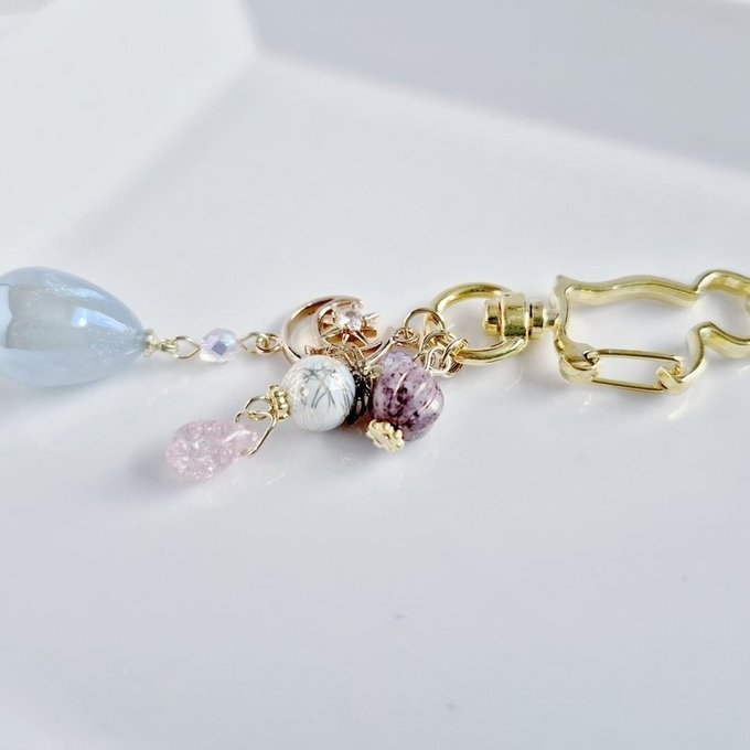 幻想的なパールチャームと宇宙モチーフが素敵な大ぶりサイズのお洒落キーホルダー(淡いパープルブルー)