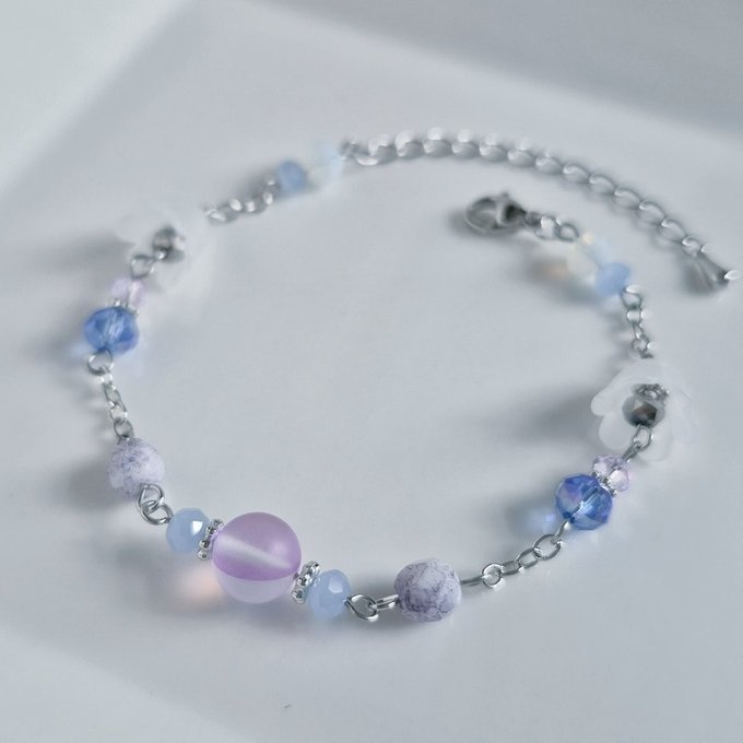 すずらんビーズとルナフラッシュとガラスビーズの幻想的な淡いパープル色のブレスレット