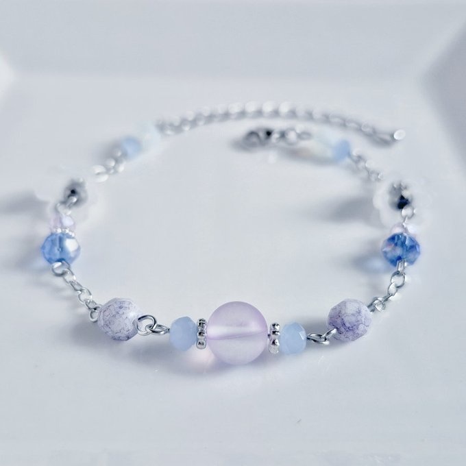 すずらんビーズとルナフラッシュとガラスビーズの幻想的な淡いパープル色のブレスレット