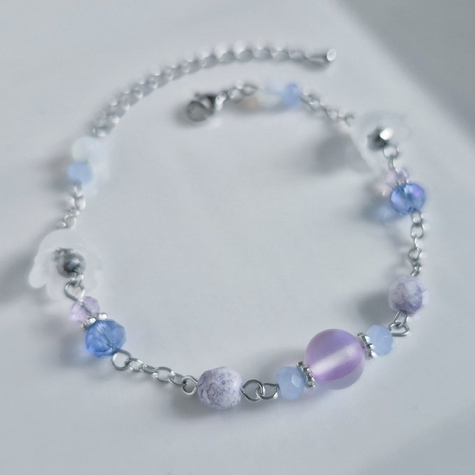 すずらんビーズとルナフラッシュとガラスビーズの幻想的な淡いパープル色のブレスレット