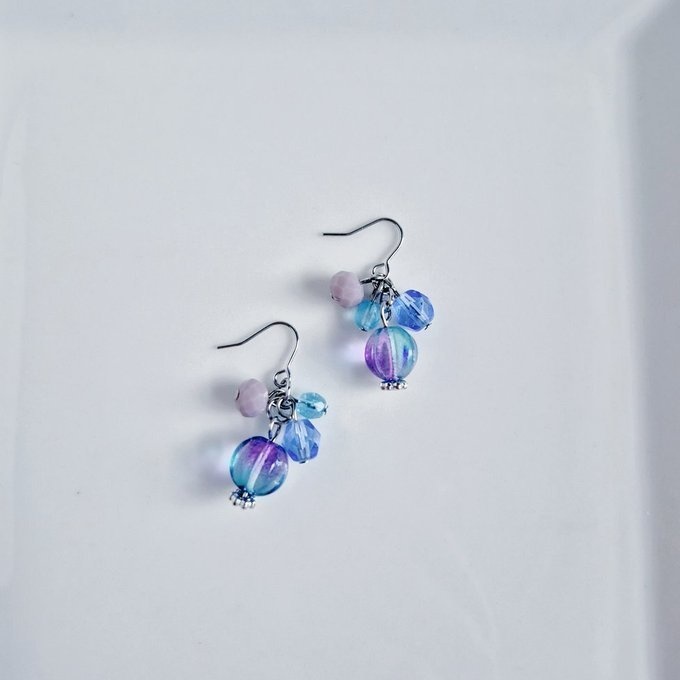 チェコメロンビーズとガラスビーズのプチジャラジャラピアス/イヤリング(ブルーパープル)