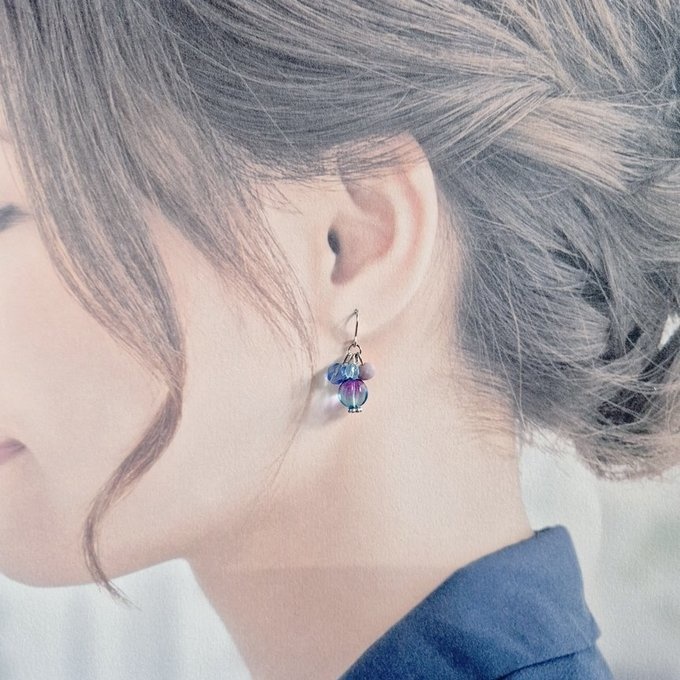 チェコメロンビーズとガラスビーズのプチジャラジャラピアス/イヤリング(ブルーパープル)