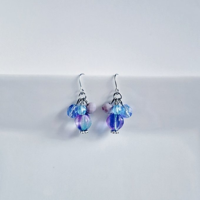 チェコメロンビーズとガラスビーズのプチジャラジャラピアス/イヤリング(ブルーパープル)