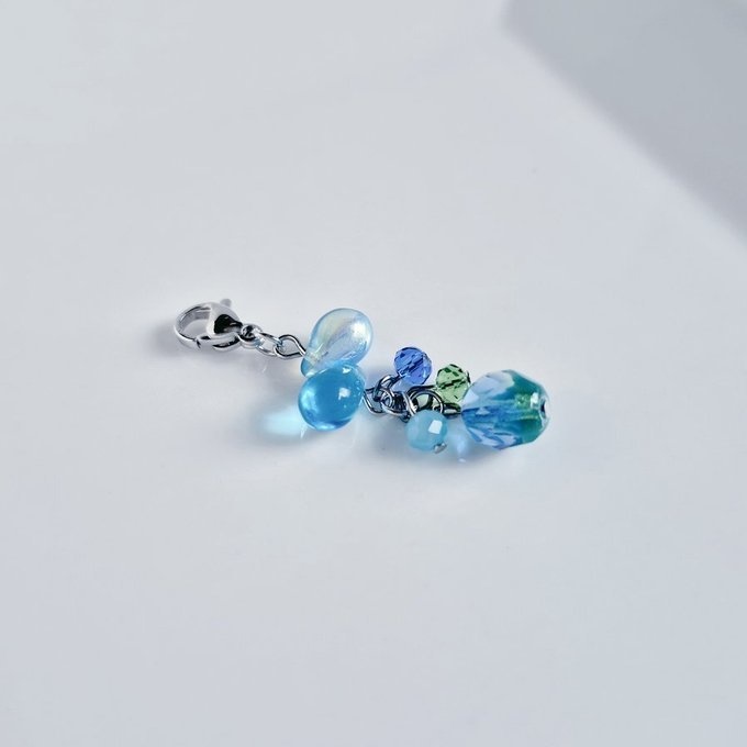 チェコビーズが揺れる☆しずくとガラスビーズのチャーム(瑞々しいブルーグリーン)