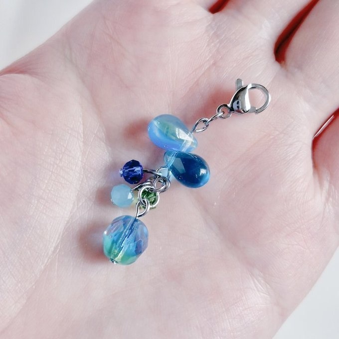 チェコビーズが揺れる☆しずくとガラスビーズのチャーム(瑞々しいブルーグリーン)