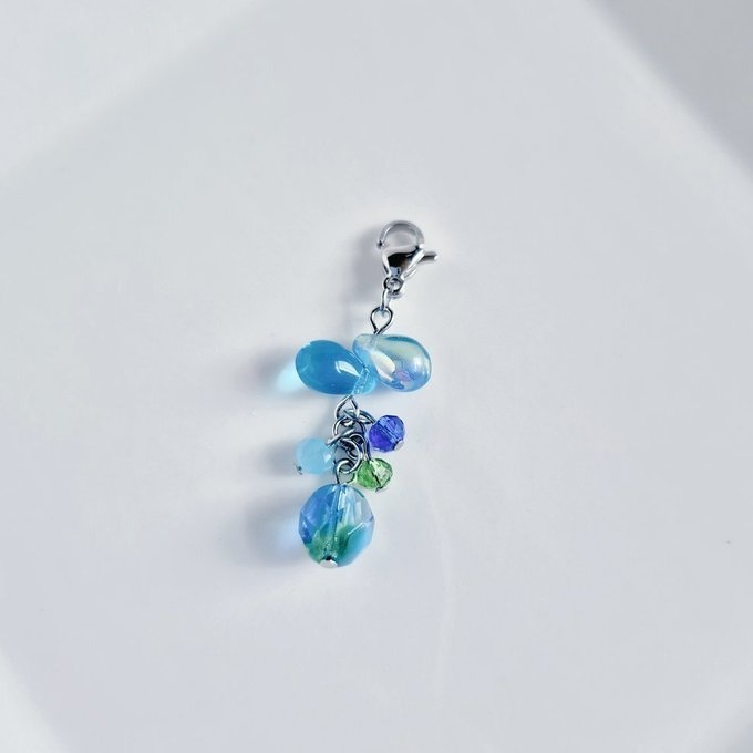 チェコビーズが揺れる☆しずくとガラスビーズのチャーム(瑞々しいブルーグリーン)