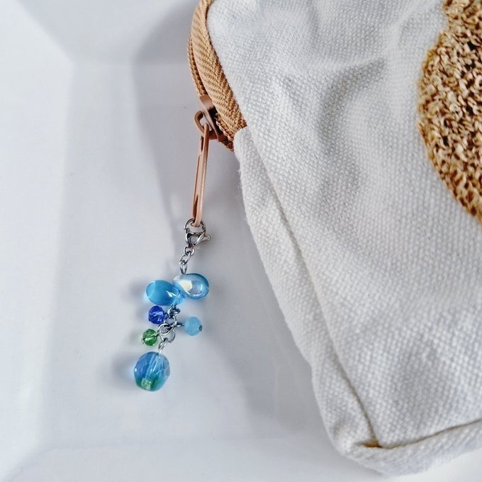 チェコビーズが揺れる☆しずくとガラスビーズのチャーム(瑞々しいブルーグリーン)