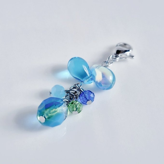 チェコビーズが揺れる☆しずくとガラスビーズのチャーム(瑞々しいブルーグリーン)