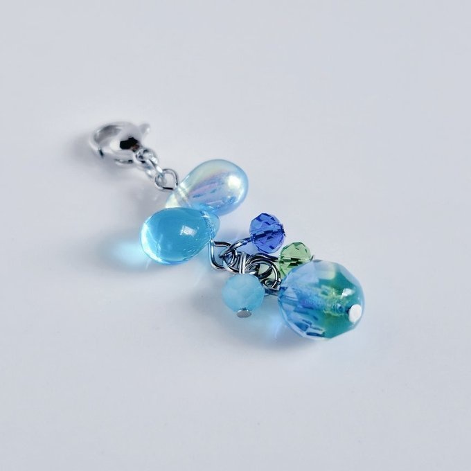 チェコビーズが揺れる☆しずくとガラスビーズのチャーム(瑞々しいブルーグリーン)