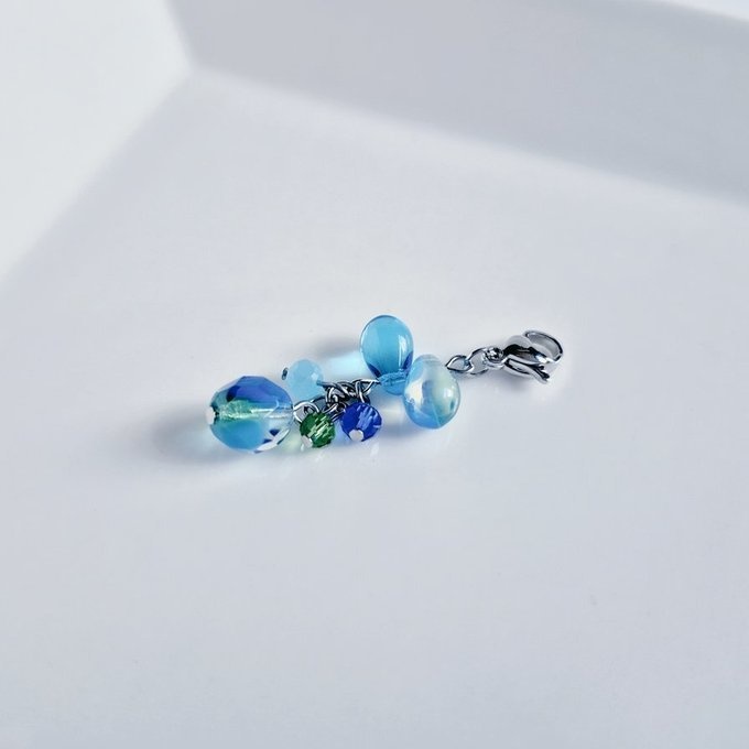 チェコビーズが揺れる☆しずくとガラスビーズのチャーム(瑞々しいブルーグリーン)