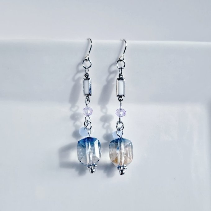 ヴィトライユ風アクリルビーズとシャープなアクリルフレームストーンのお洒落ピアス/イヤリング(クールカラー)