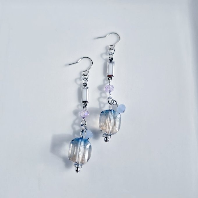 ヴィトライユ風アクリルビーズとシャープなアクリルフレームストーンのお洒落ピアス/イヤリング(クールカラー)