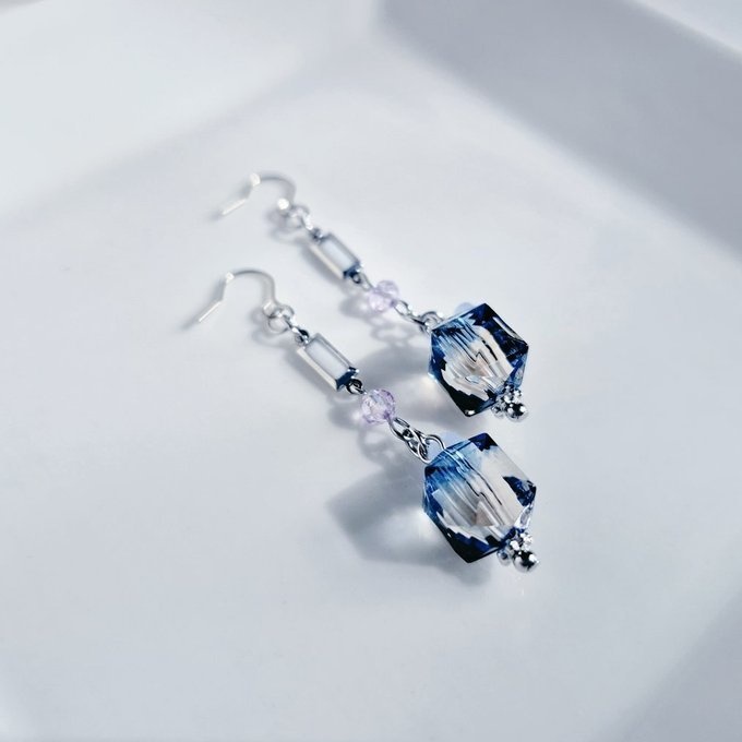 ヴィトライユ風アクリルビーズとシャープなアクリルフレームストーンのお洒落ピアス/イヤリング(クールカラー)