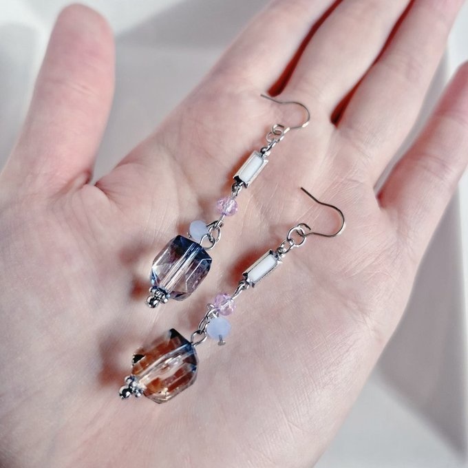 ヴィトライユ風アクリルビーズとシャープなアクリルフレームストーンのお洒落ピアス/イヤリング(クールカラー)