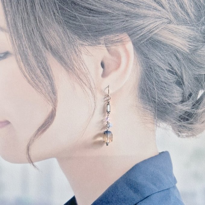 ヴィトライユ風アクリルビーズとシャープなアクリルフレームストーンのお洒落ピアス/イヤリング(クールカラー)