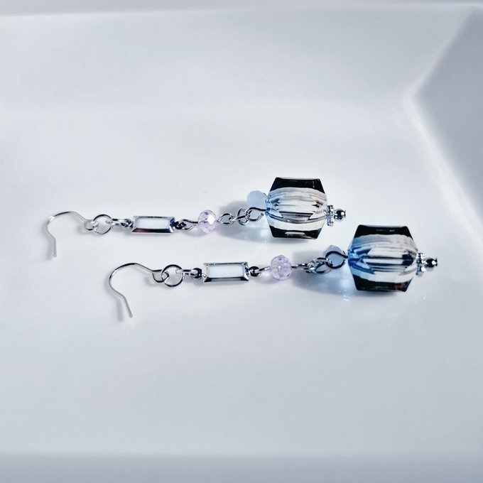 ヴィトライユ風アクリルビーズとシャープなアクリルフレームストーンのお洒落ピアス/イヤリング(クールカラー)