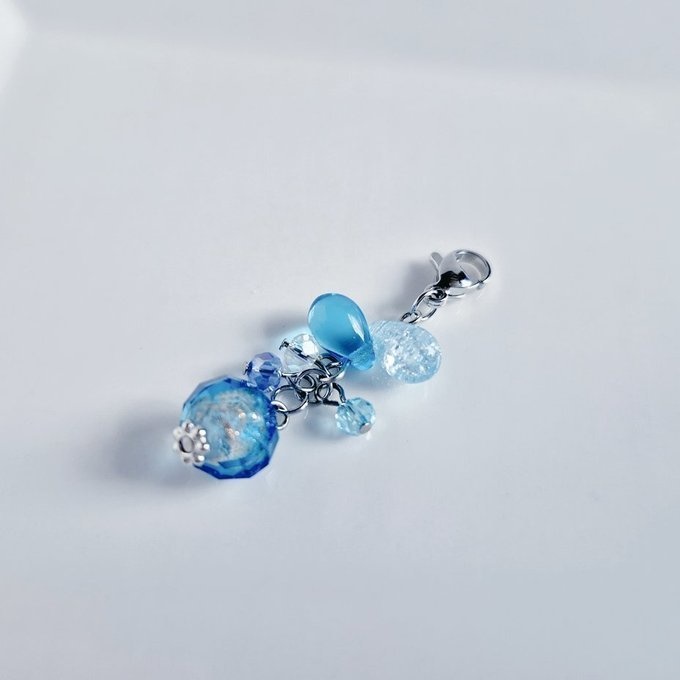 とんぼ玉ビーズが揺れる☆しずくとガラスビーズのプチジャラジャラチャーム(アクアブルー)