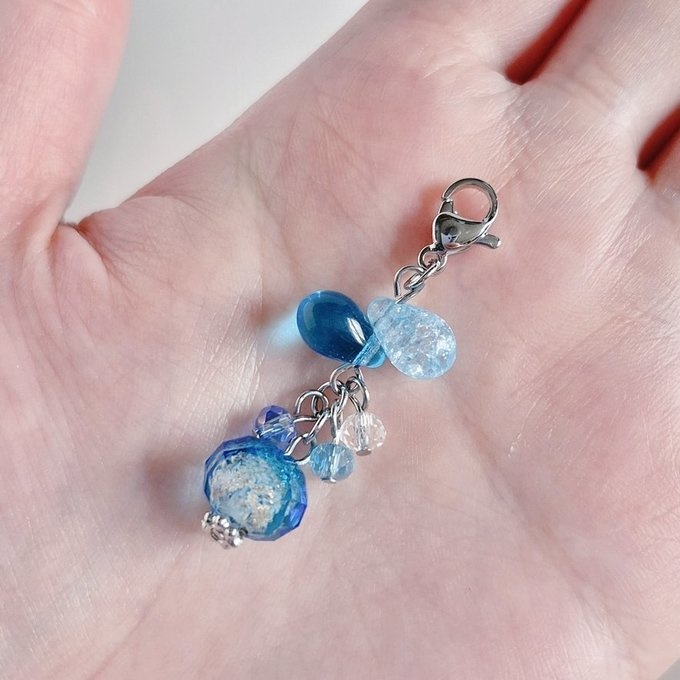 とんぼ玉ビーズが揺れる☆しずくとガラスビーズのプチジャラジャラチャーム(アクアブルー)