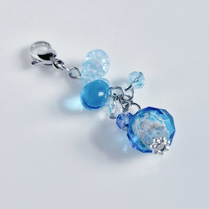 とんぼ玉ビーズが揺れる☆しずくとガラスビーズのプチジャラジャラチャーム(アクアブルー)